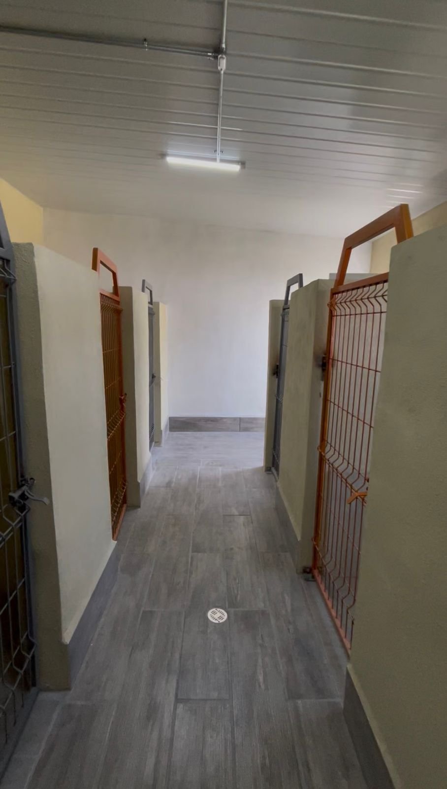 Pasillo de las suites techadas