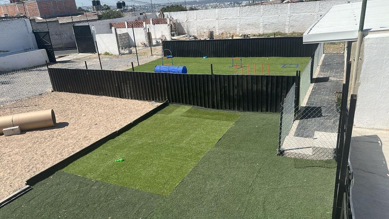 Arenero y área de pasto
